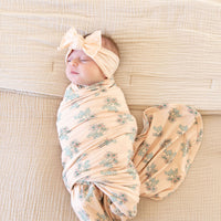 PALE PEACH DAISY FLORAL | SWADDLE
