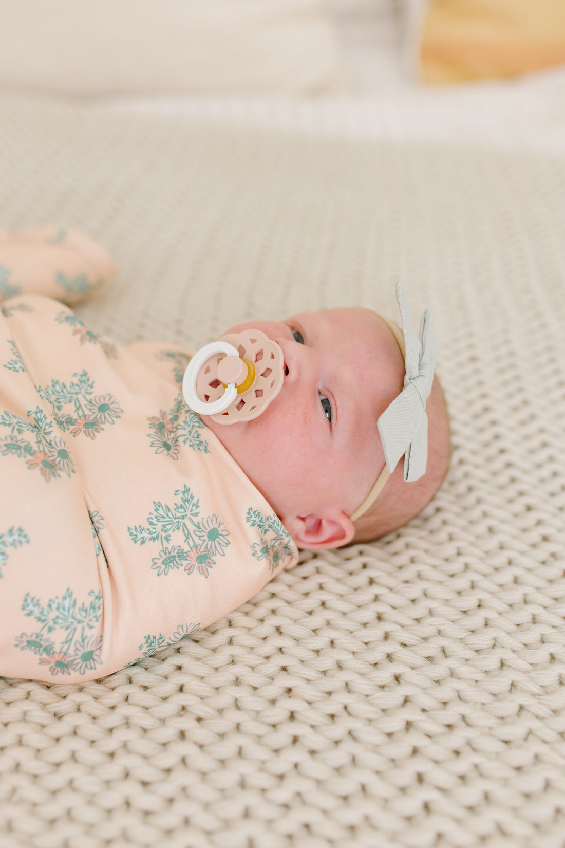 PALE PEACH DAISY FLORAL | SWADDLE